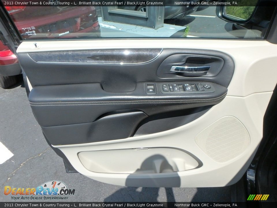 2013 Chrysler Town & Country Touring - L Brilliant Black Crystal Pearl / Black/Light Graystone Photo #22