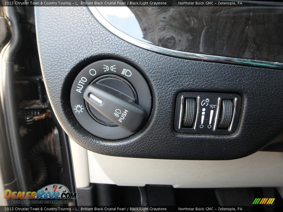 2013 Chrysler Town & Country Touring - L Brilliant Black Crystal Pearl / Black/Light Graystone Photo #24