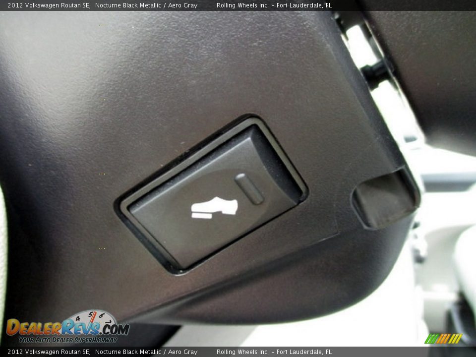 2012 Volkswagen Routan SE Nocturne Black Metallic / Aero Gray Photo #16