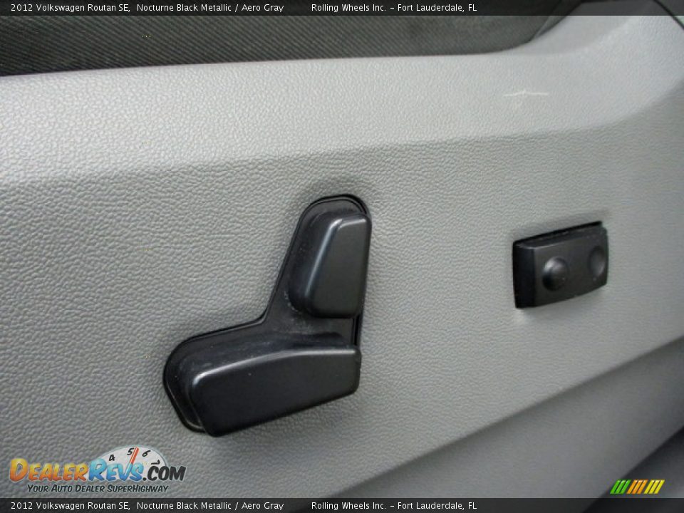 2012 Volkswagen Routan SE Nocturne Black Metallic / Aero Gray Photo #18