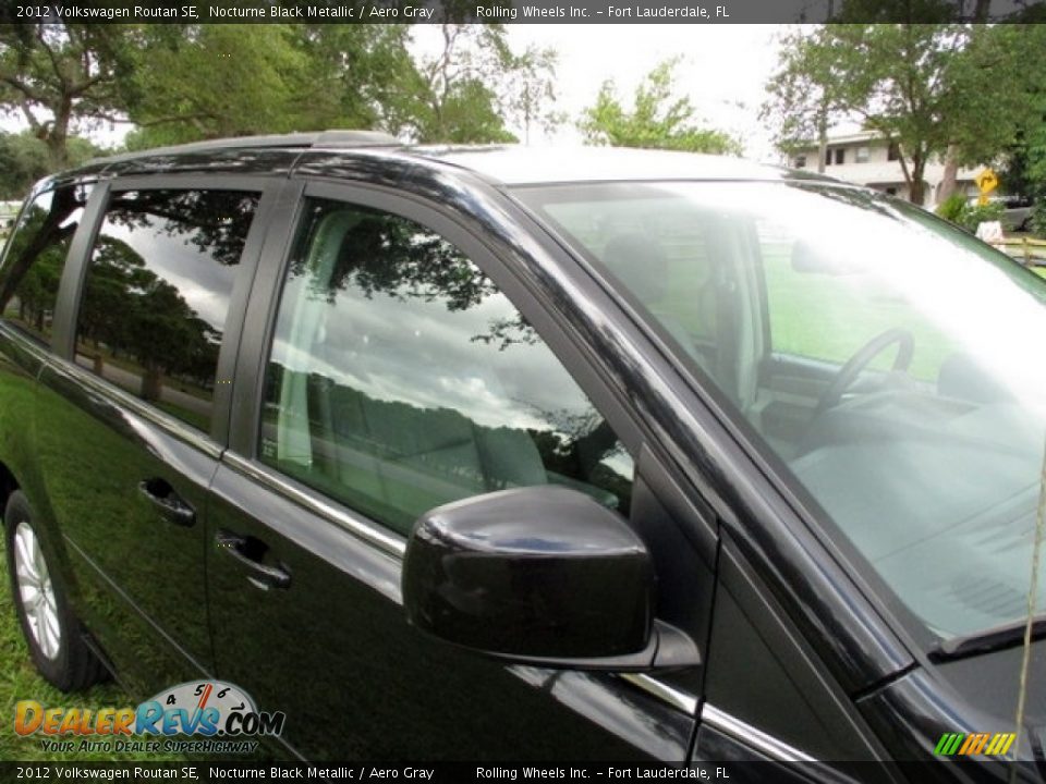 2012 Volkswagen Routan SE Nocturne Black Metallic / Aero Gray Photo #29