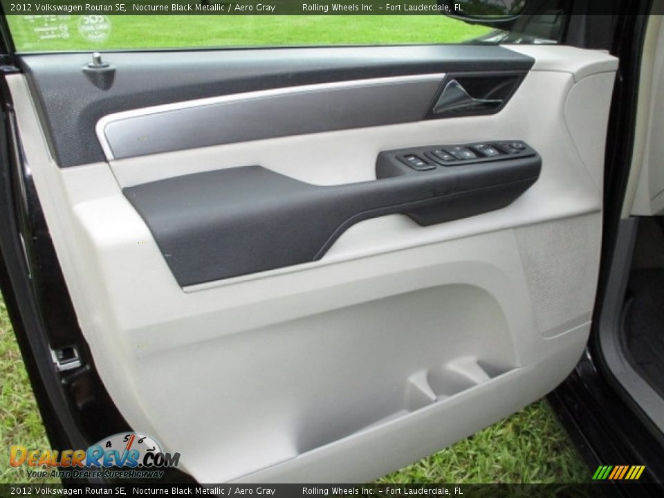 2012 Volkswagen Routan SE Nocturne Black Metallic / Aero Gray Photo #31