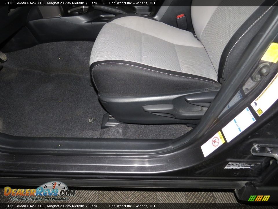 2016 Toyota RAV4 XLE Magnetic Gray Metallic / Black Photo #21