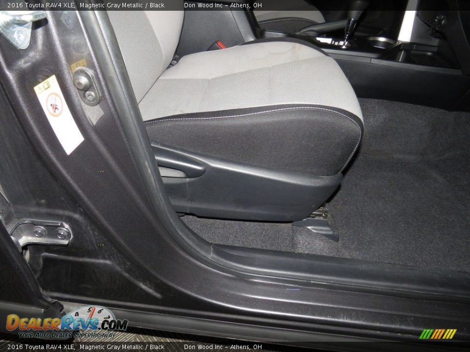 2016 Toyota RAV4 XLE Magnetic Gray Metallic / Black Photo #29
