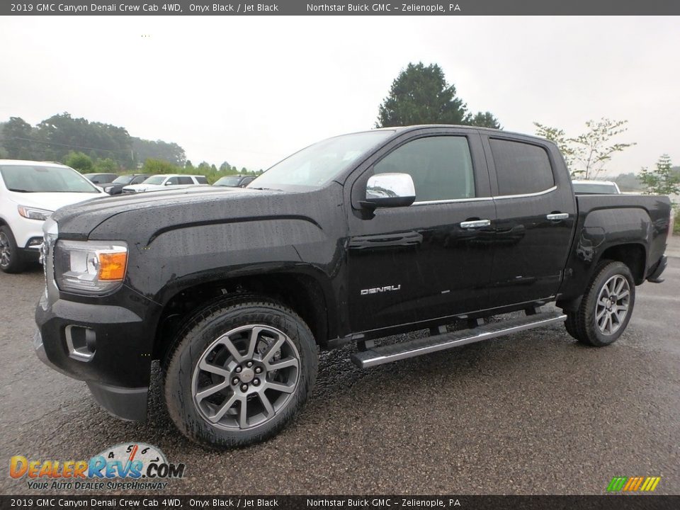 Front 3/4 View of 2019 GMC Canyon Denali Crew Cab 4WD Photo #1