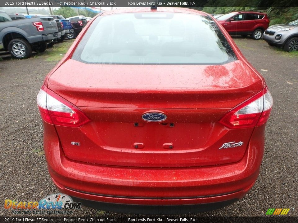 2019 Ford Fiesta SE Sedan Hot Pepper Red / Charcoal Black Photo #4
