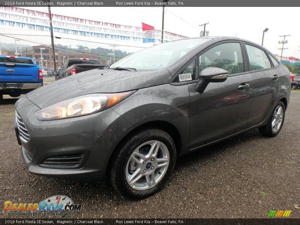 Front 3/4 View of 2019 Ford Fiesta SE Sedan Photo #7