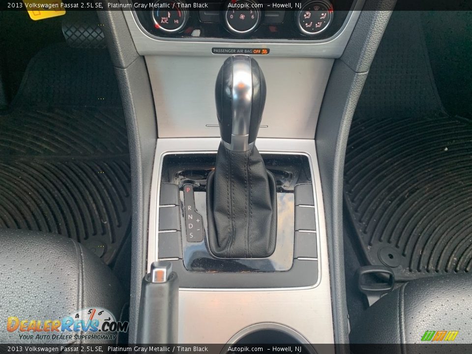 2013 Volkswagen Passat 2.5L SE Platinum Gray Metallic / Titan Black Photo #16