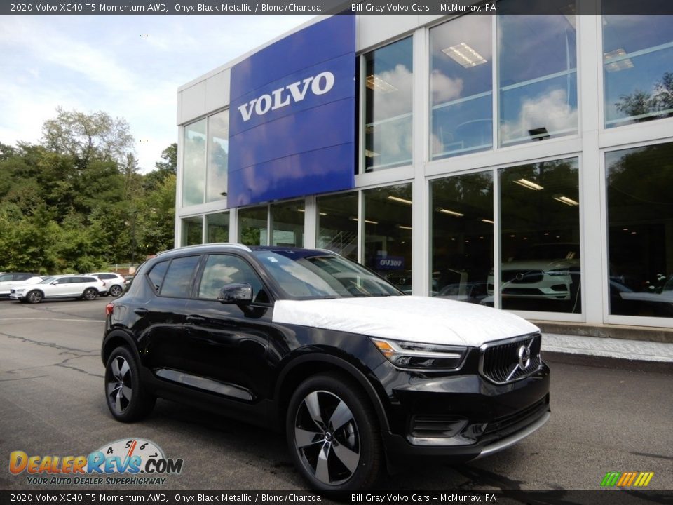 Front 3/4 View of 2020 Volvo XC40 T5 Momentum AWD Photo #1