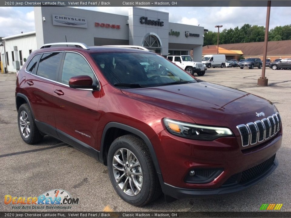 Front 3/4 View of 2020 Jeep Cherokee Latitude Plus Photo #1