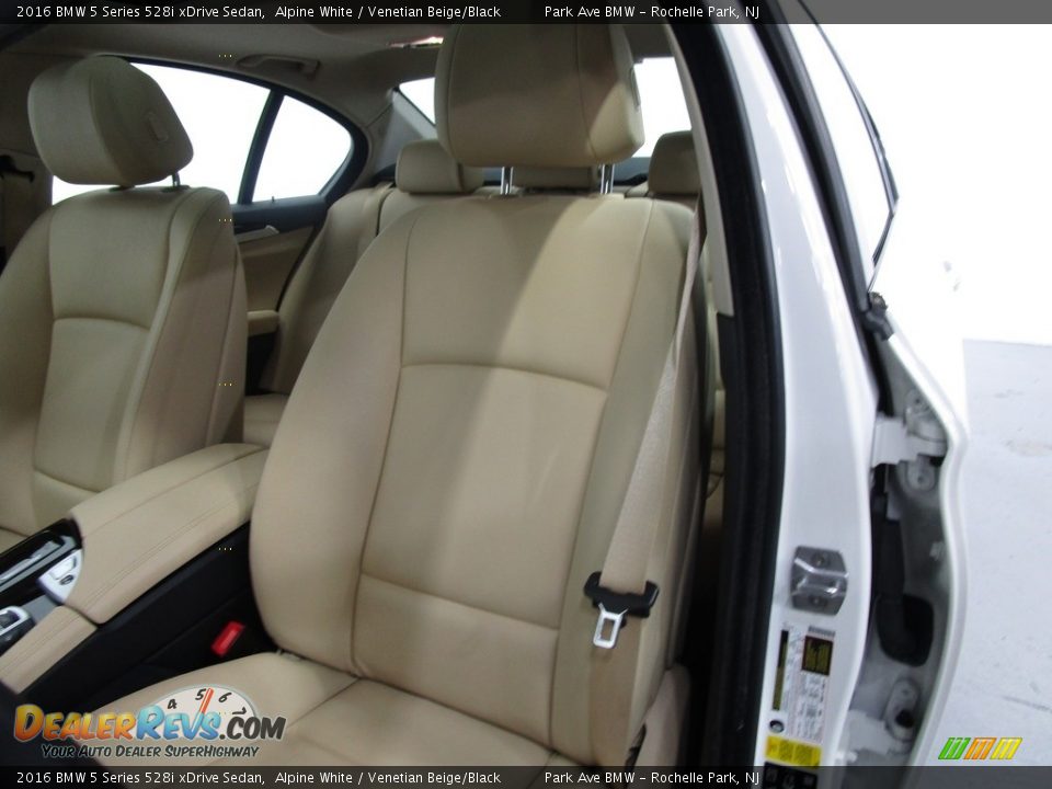 2016 BMW 5 Series 528i xDrive Sedan Alpine White / Venetian Beige/Black Photo #8