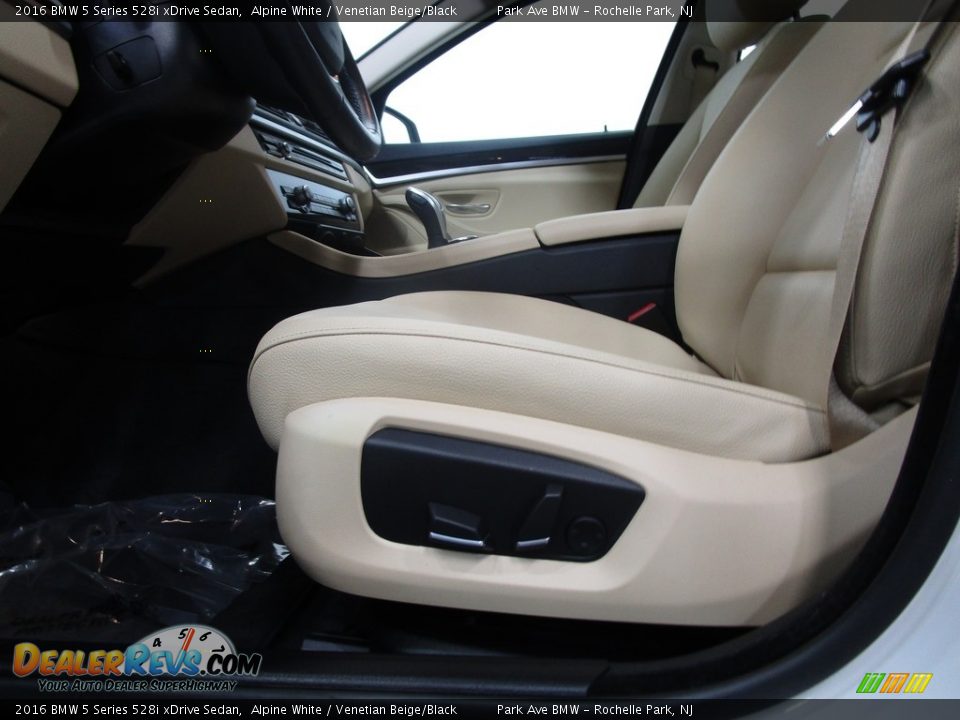 2016 BMW 5 Series 528i xDrive Sedan Alpine White / Venetian Beige/Black Photo #9