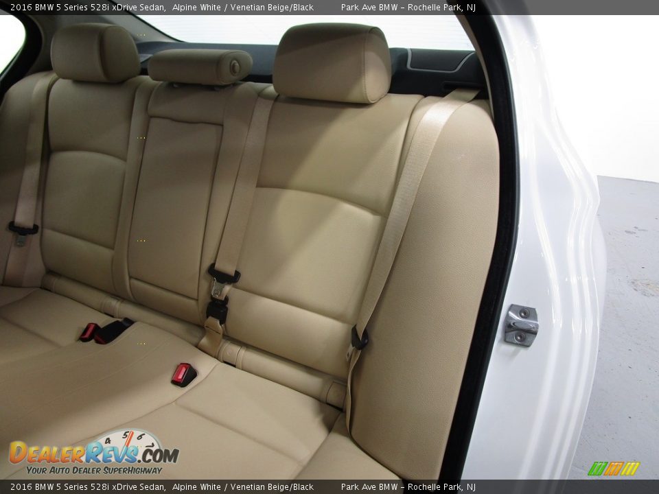 2016 BMW 5 Series 528i xDrive Sedan Alpine White / Venetian Beige/Black Photo #11