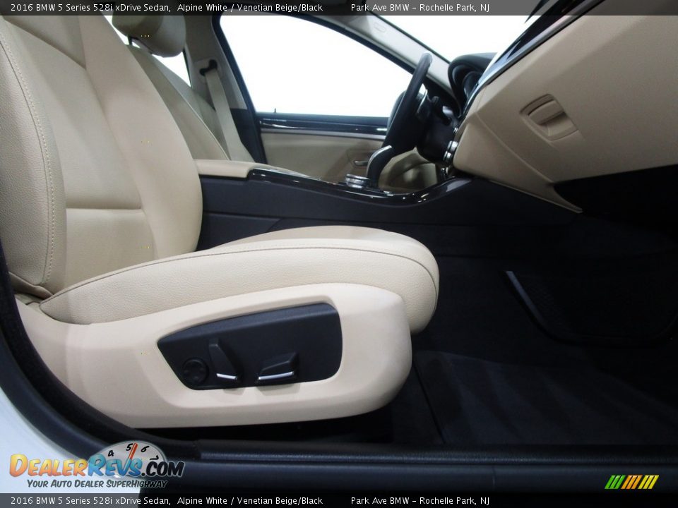 2016 BMW 5 Series 528i xDrive Sedan Alpine White / Venetian Beige/Black Photo #15