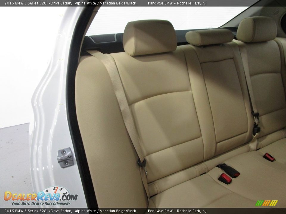 2016 BMW 5 Series 528i xDrive Sedan Alpine White / Venetian Beige/Black Photo #17