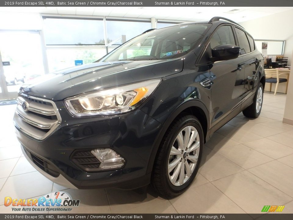 Front 3/4 View of 2019 Ford Escape SEL 4WD Photo #5