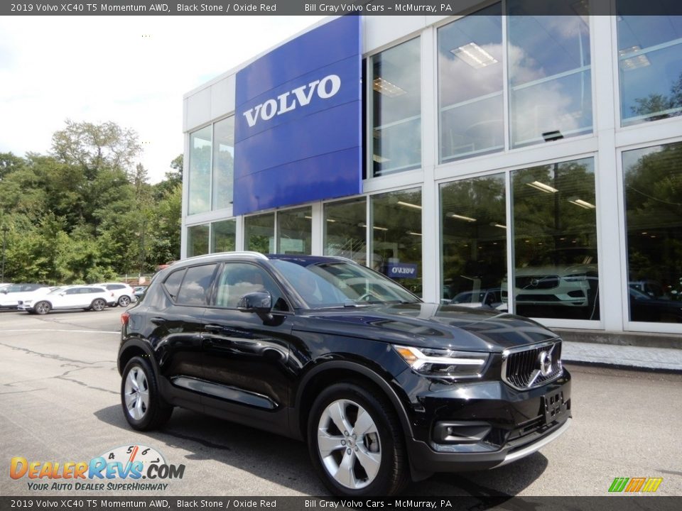 Front 3/4 View of 2019 Volvo XC40 T5 Momentum AWD Photo #1