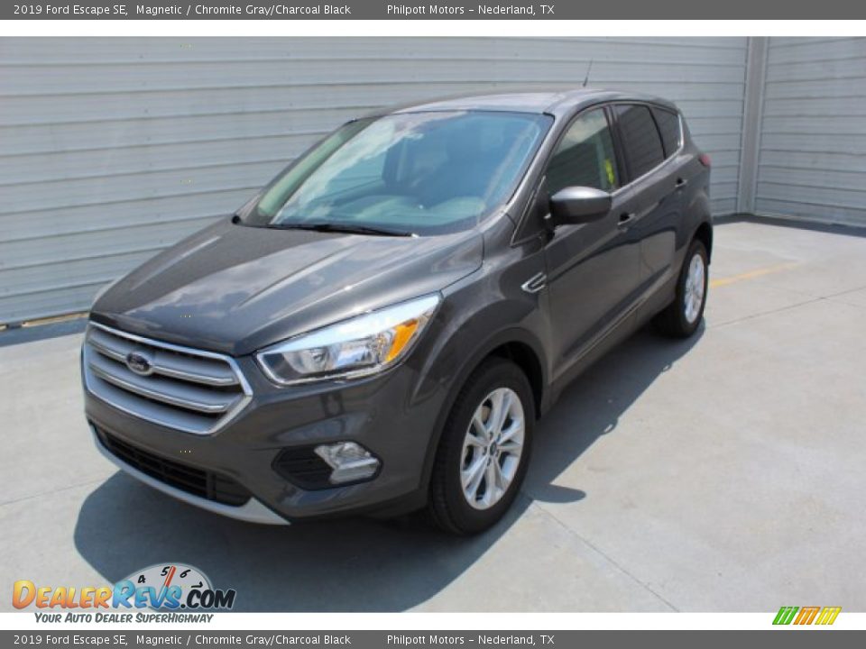 Front 3/4 View of 2019 Ford Escape SE Photo #4