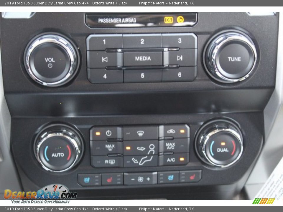 2019 Ford F350 Super Duty Lariat Crew Cab 4x4 Oxford White / Black Photo #17