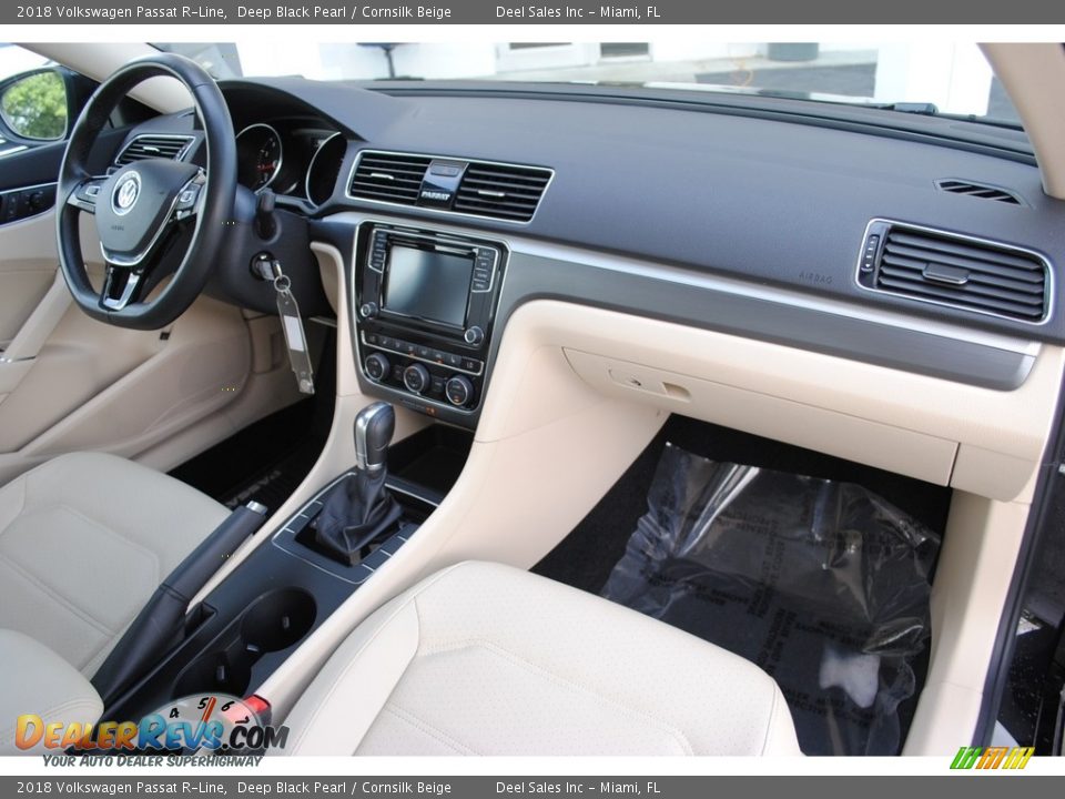 2018 Volkswagen Passat R-Line Deep Black Pearl / Cornsilk Beige Photo #16