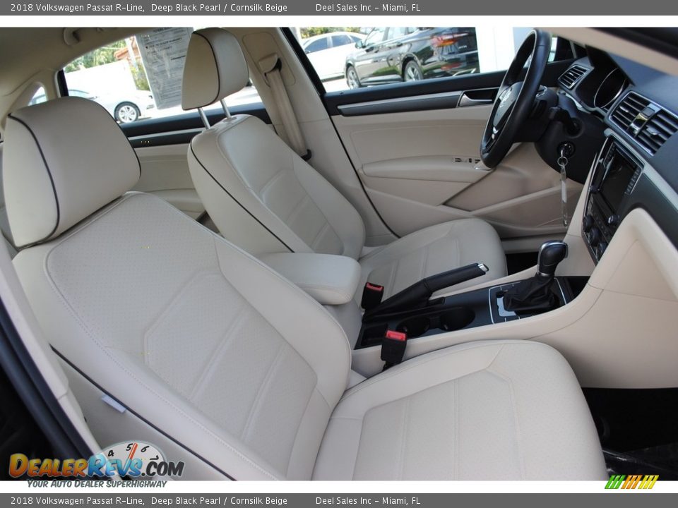 2018 Volkswagen Passat R-Line Deep Black Pearl / Cornsilk Beige Photo #17