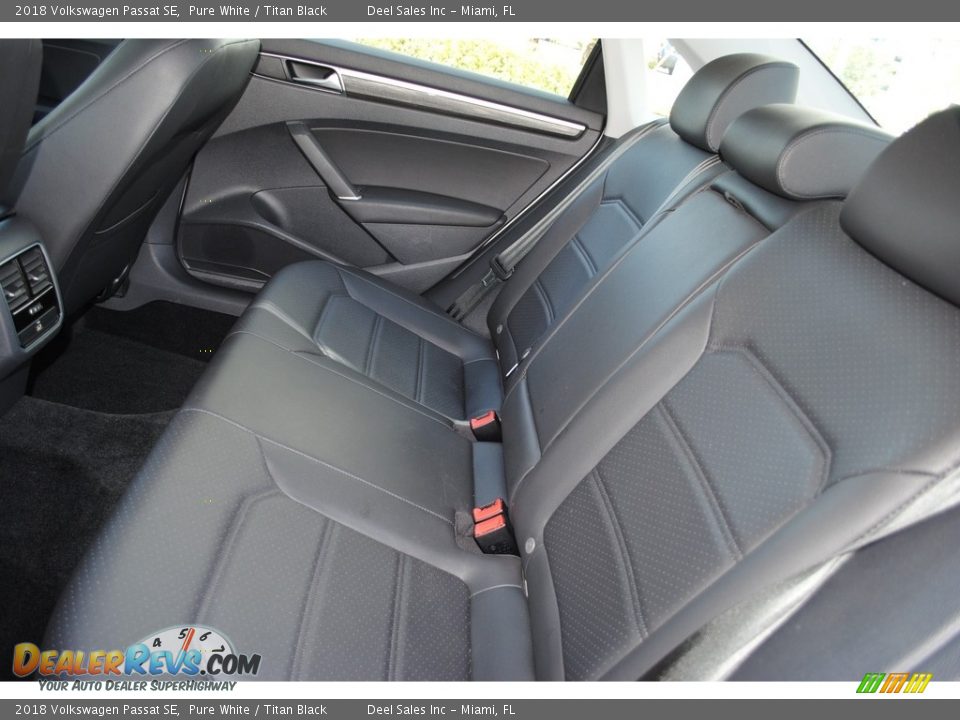 2018 Volkswagen Passat SE Pure White / Titan Black Photo #12
