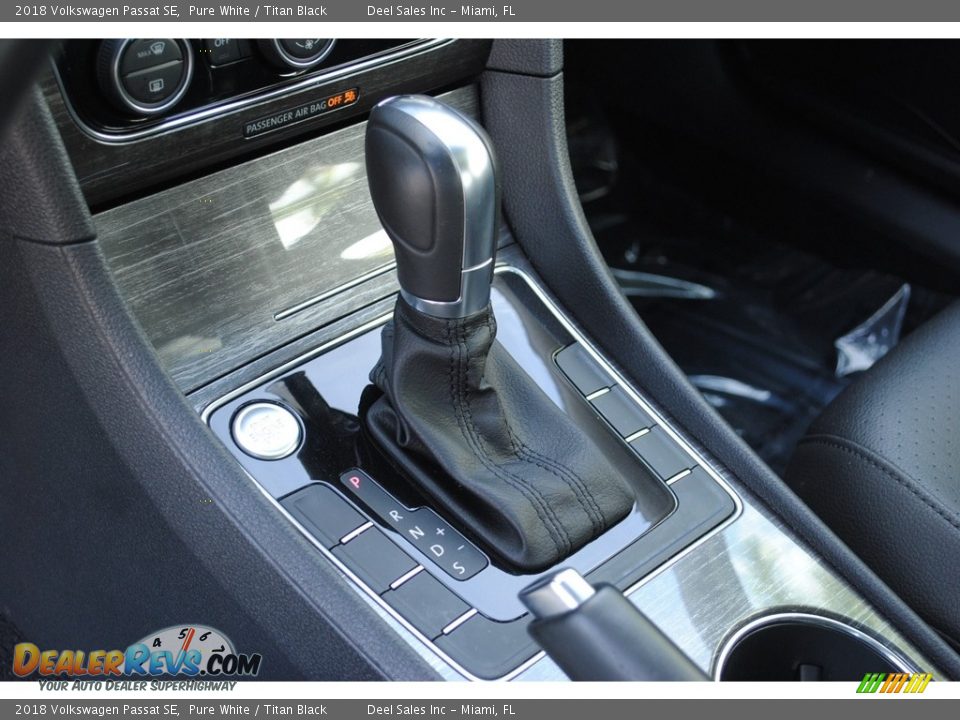 2018 Volkswagen Passat SE Pure White / Titan Black Photo #14