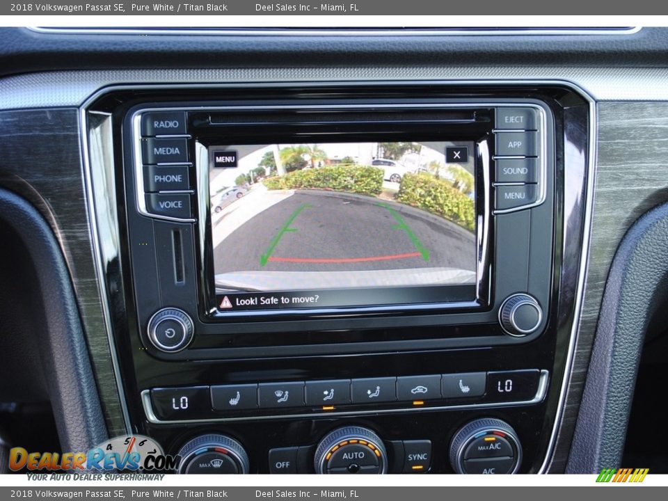 2018 Volkswagen Passat SE Pure White / Titan Black Photo #16