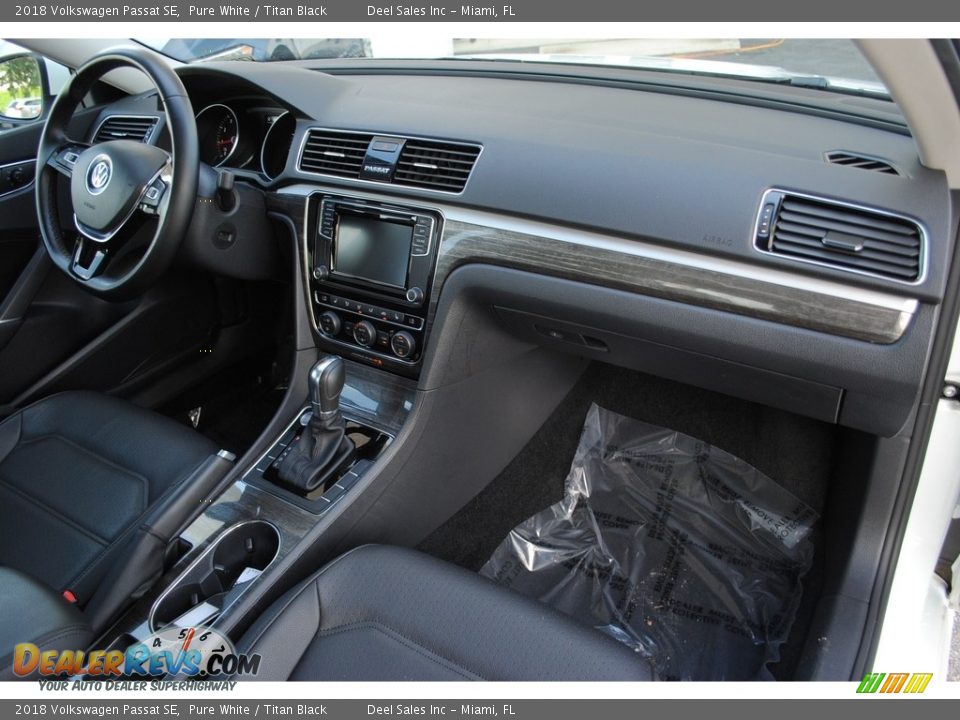 2018 Volkswagen Passat SE Pure White / Titan Black Photo #17