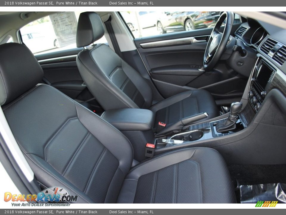 2018 Volkswagen Passat SE Pure White / Titan Black Photo #18