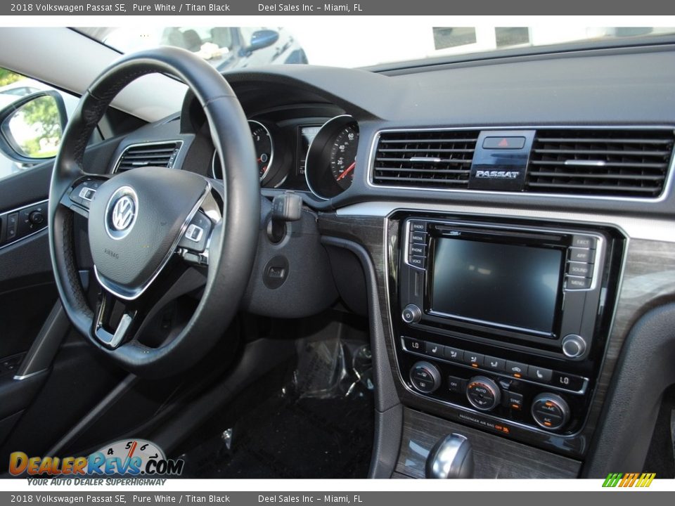 2018 Volkswagen Passat SE Pure White / Titan Black Photo #19