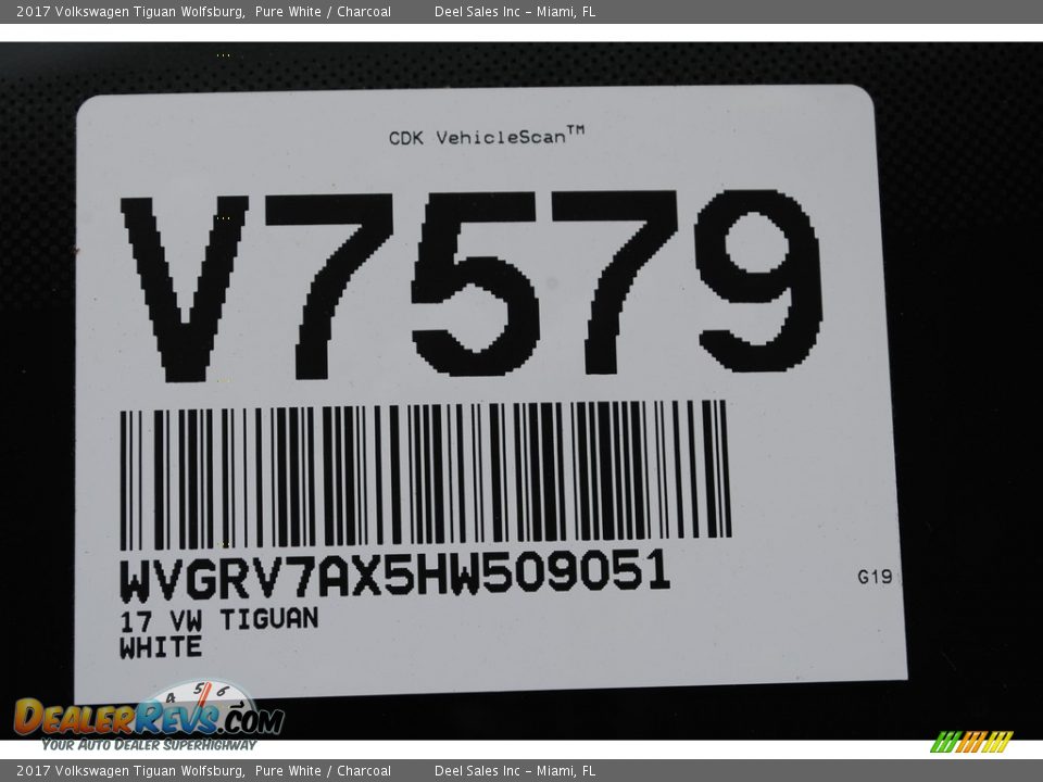 2017 Volkswagen Tiguan Wolfsburg Pure White / Charcoal Photo #20