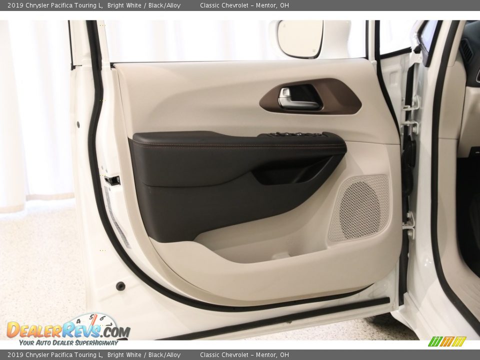 2019 Chrysler Pacifica Touring L Bright White / Black/Alloy Photo #4