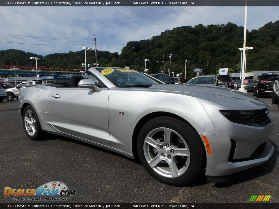 Front 3/4 View of 2019 Chevrolet Camaro LT Convertible Photo #9