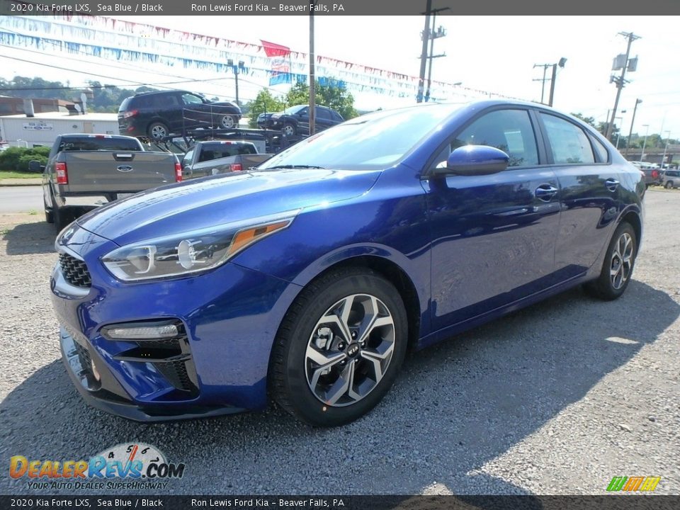 Front 3/4 View of 2020 Kia Forte LXS Photo #7