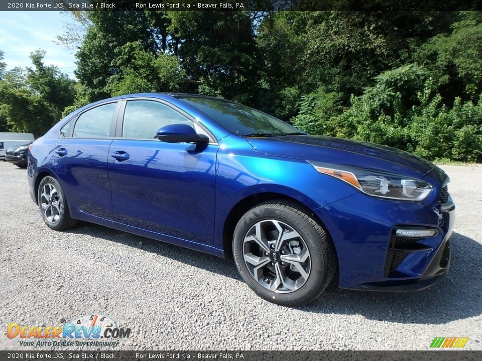 Front 3/4 View of 2020 Kia Forte LXS Photo #9
