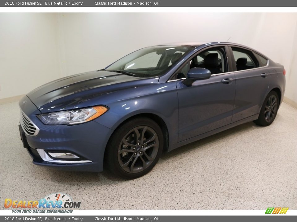 Front 3/4 View of 2018 Ford Fusion SE Photo #3