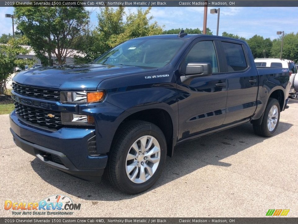 Front 3/4 View of 2019 Chevrolet Silverado 1500 Custom Crew Cab 4WD Photo #5