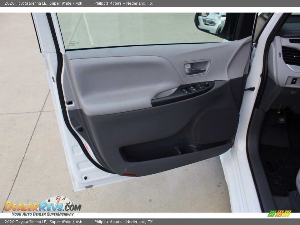 2020 Toyota Sienna LE Super White / Ash Photo #9