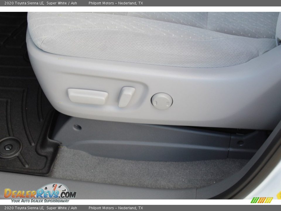 2020 Toyota Sienna LE Super White / Ash Photo #11