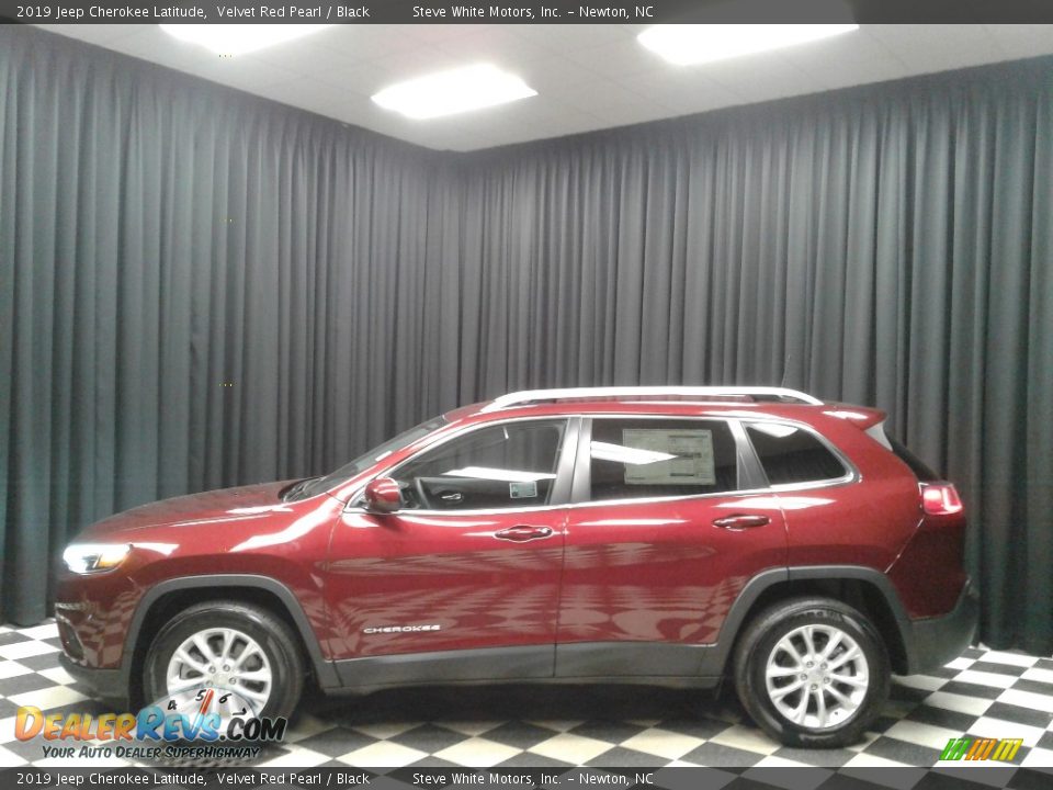 2019 Jeep Cherokee Latitude Velvet Red Pearl / Black Photo #1