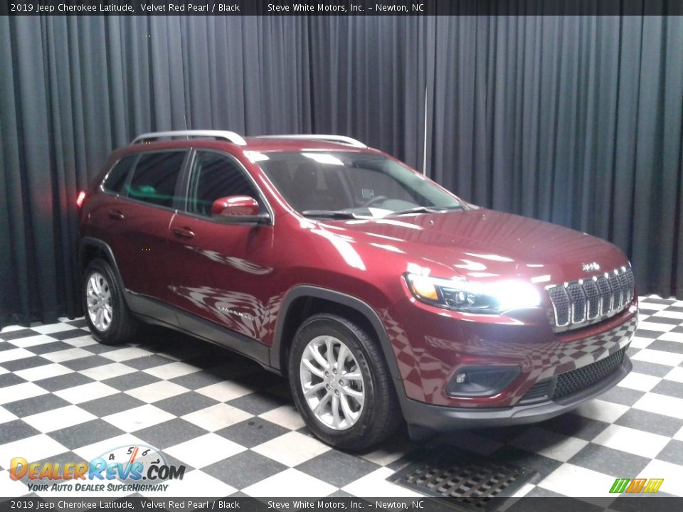 2019 Jeep Cherokee Latitude Velvet Red Pearl / Black Photo #4