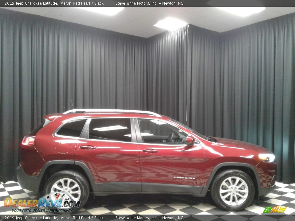 2019 Jeep Cherokee Latitude Velvet Red Pearl / Black Photo #5