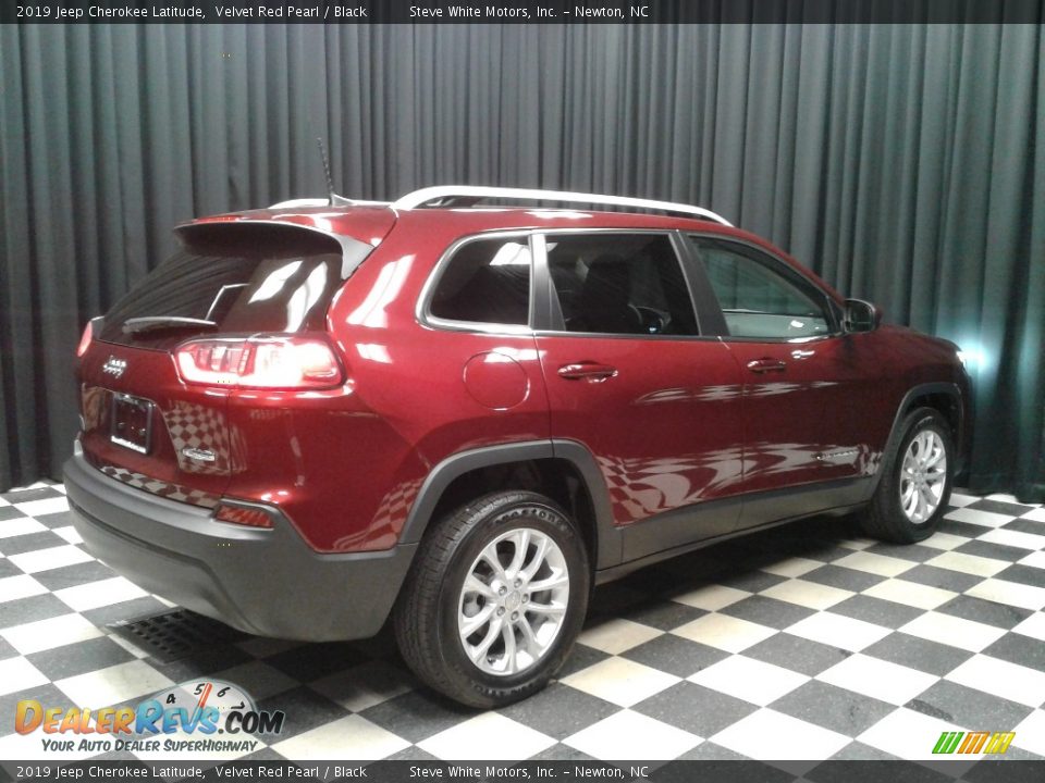 2019 Jeep Cherokee Latitude Velvet Red Pearl / Black Photo #6