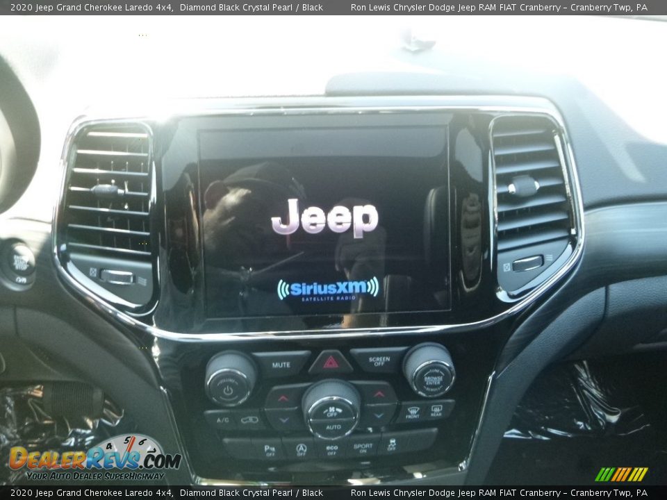 2020 Jeep Grand Cherokee Laredo 4x4 Diamond Black Crystal Pearl / Black Photo #17