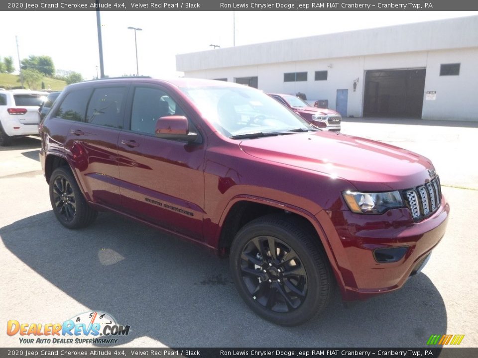 Front 3/4 View of 2020 Jeep Grand Cherokee Altitude 4x4 Photo #7