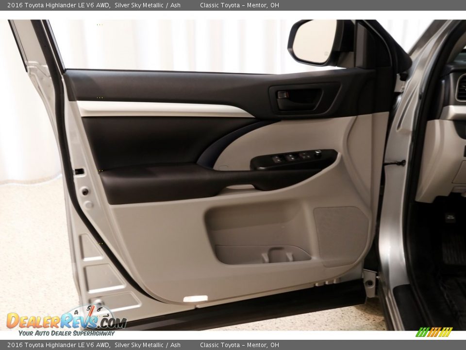 2016 Toyota Highlander LE V6 AWD Silver Sky Metallic / Ash Photo #4