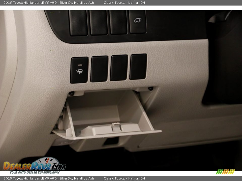 2016 Toyota Highlander LE V6 AWD Silver Sky Metallic / Ash Photo #5