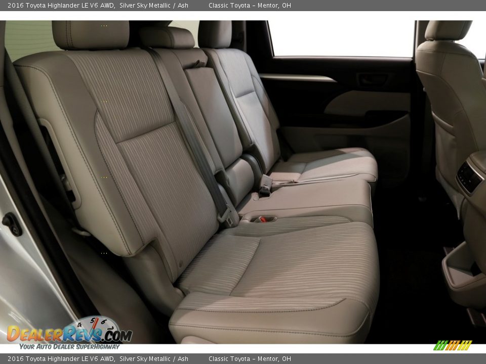 2016 Toyota Highlander LE V6 AWD Silver Sky Metallic / Ash Photo #16