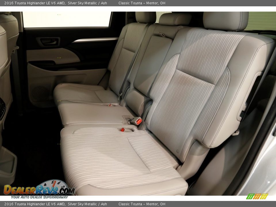 2016 Toyota Highlander LE V6 AWD Silver Sky Metallic / Ash Photo #17